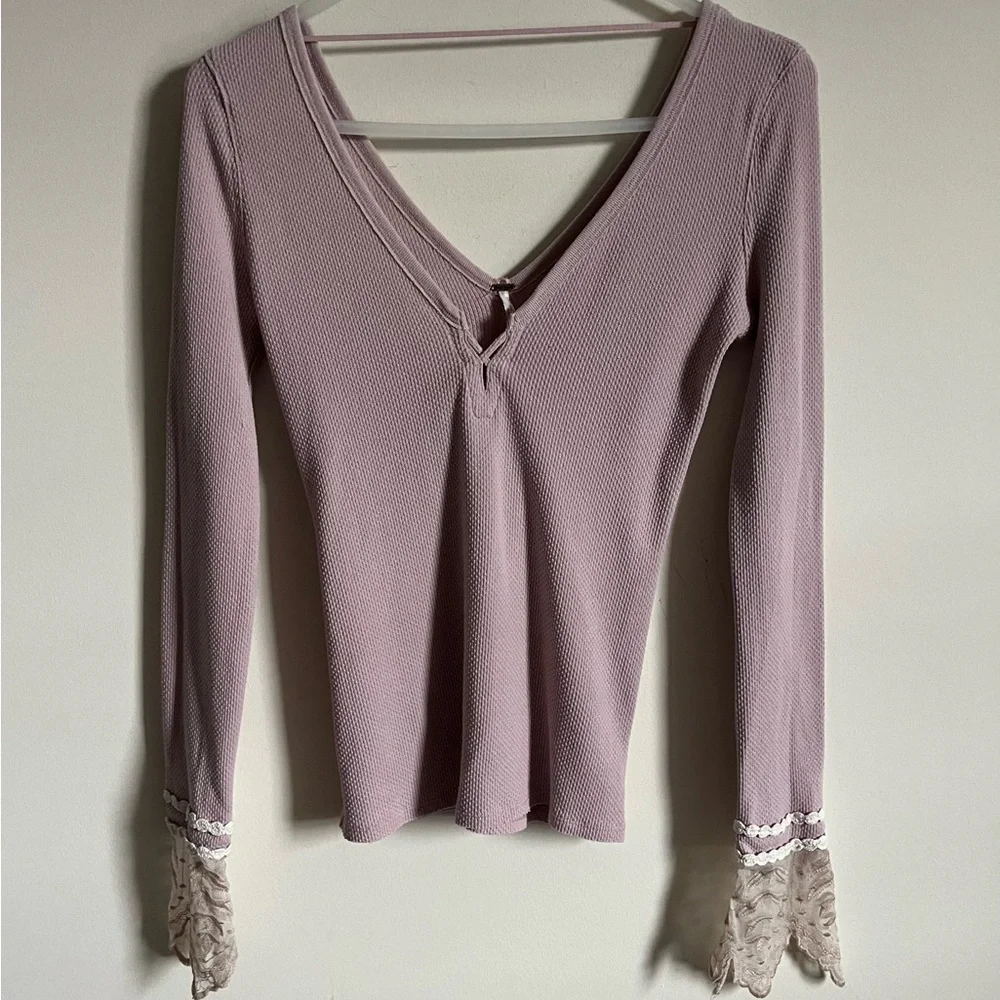 Free People Last Dance Soft Pink Thermal V Neck with Lace Sleeves Sz Small EUC